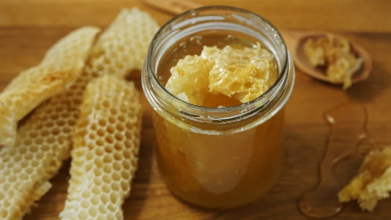 Miód z dzikim plastrem wosku - obrazek 2