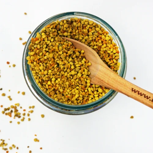 pyłek pszczeli od góry z łyżeczką