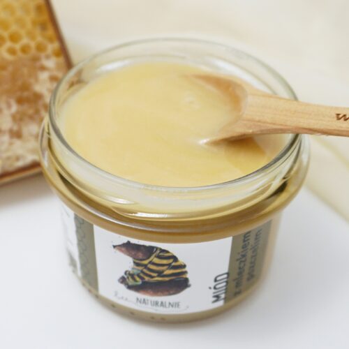 mleczko pszczele z łyżeczką od boku
